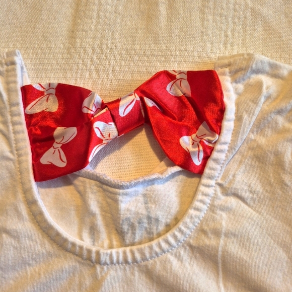 Disney Parks girls size XS or 6 white short sleeve shirt, satiny bow on back - Picture 3 of 5